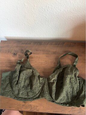 Torrid Green Lace Bra size 42DD. Some wear but GUC